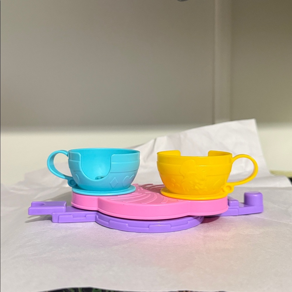 Fisher Price Little People Magic of Disney Magic Kingdom Tea Cups Ride Alice.